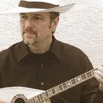 Kostas Pittadakis mit Hut und Bouzouki