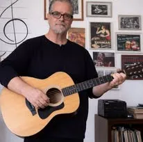 Kostas Pittadakis mit Bouzouki im Musikzimmer