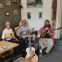 Trio bei Tageslicht im Café