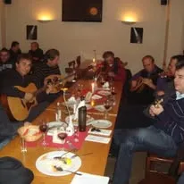 Session bei Kerzenlicht am langen Tisch
