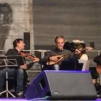 Ensemble auf einer Open-Air-Bühne