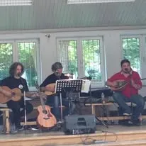 Trio in hellem Raum