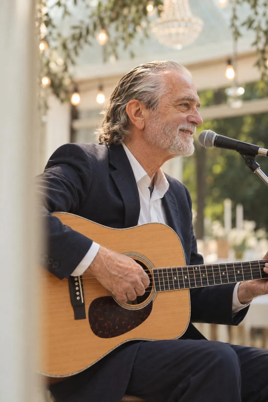 Kostas Pittadakis singt am Mikrofon und spielt Gitarre, Nahaufnahme