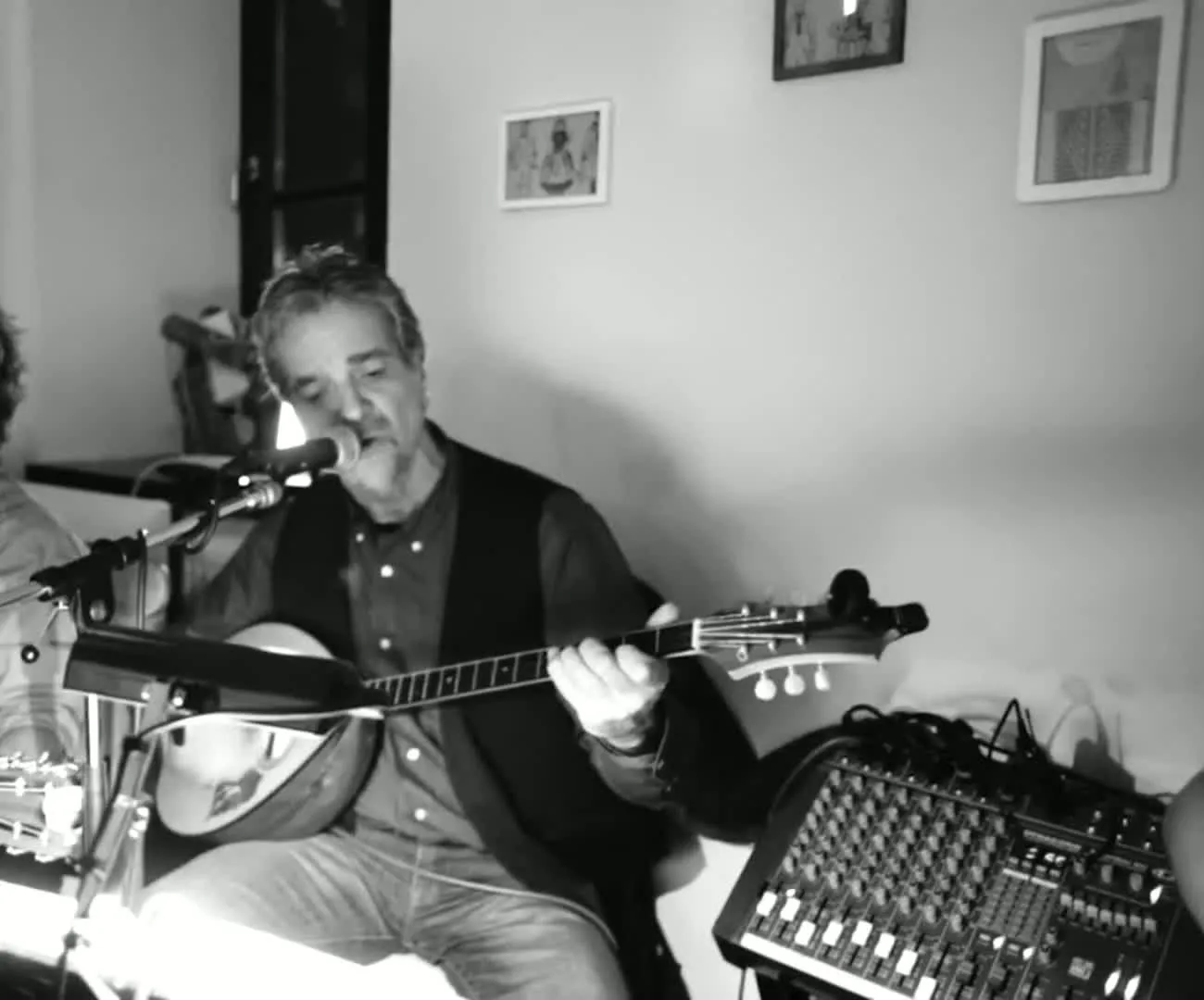Kostas Pittadakis solo mit Bouzouki vor Backsteinwand