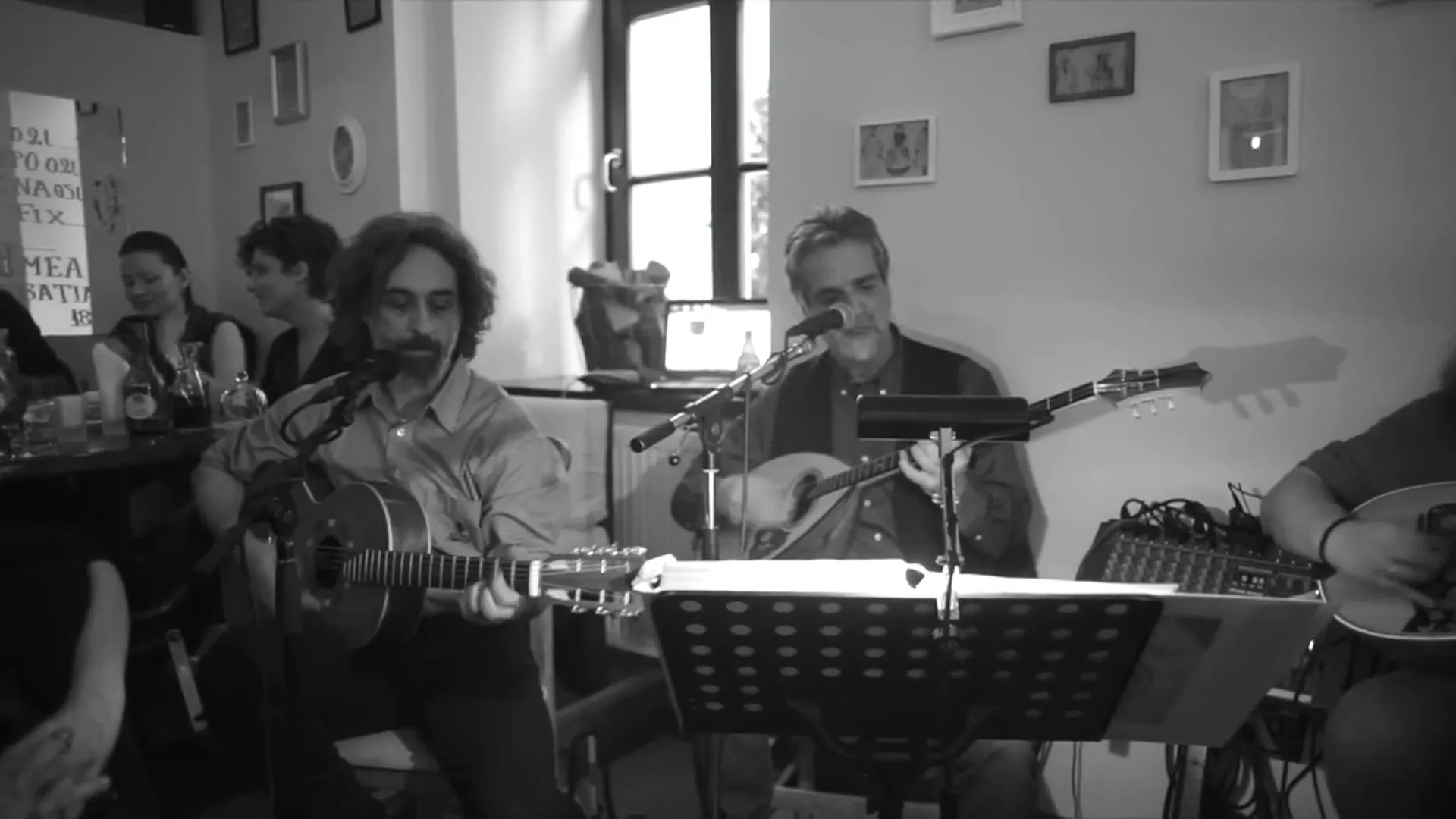 Kostas Pittadakis singt am Mikrofon in einer Taverne