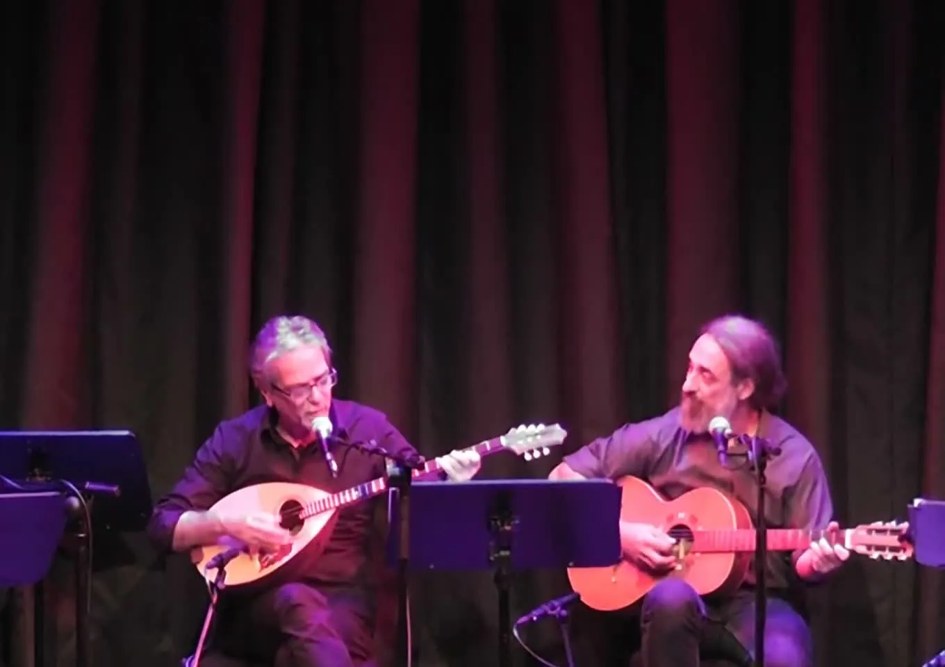 Kostas Pittadakis mit Bouzouki auf der Bühne im Gasteig