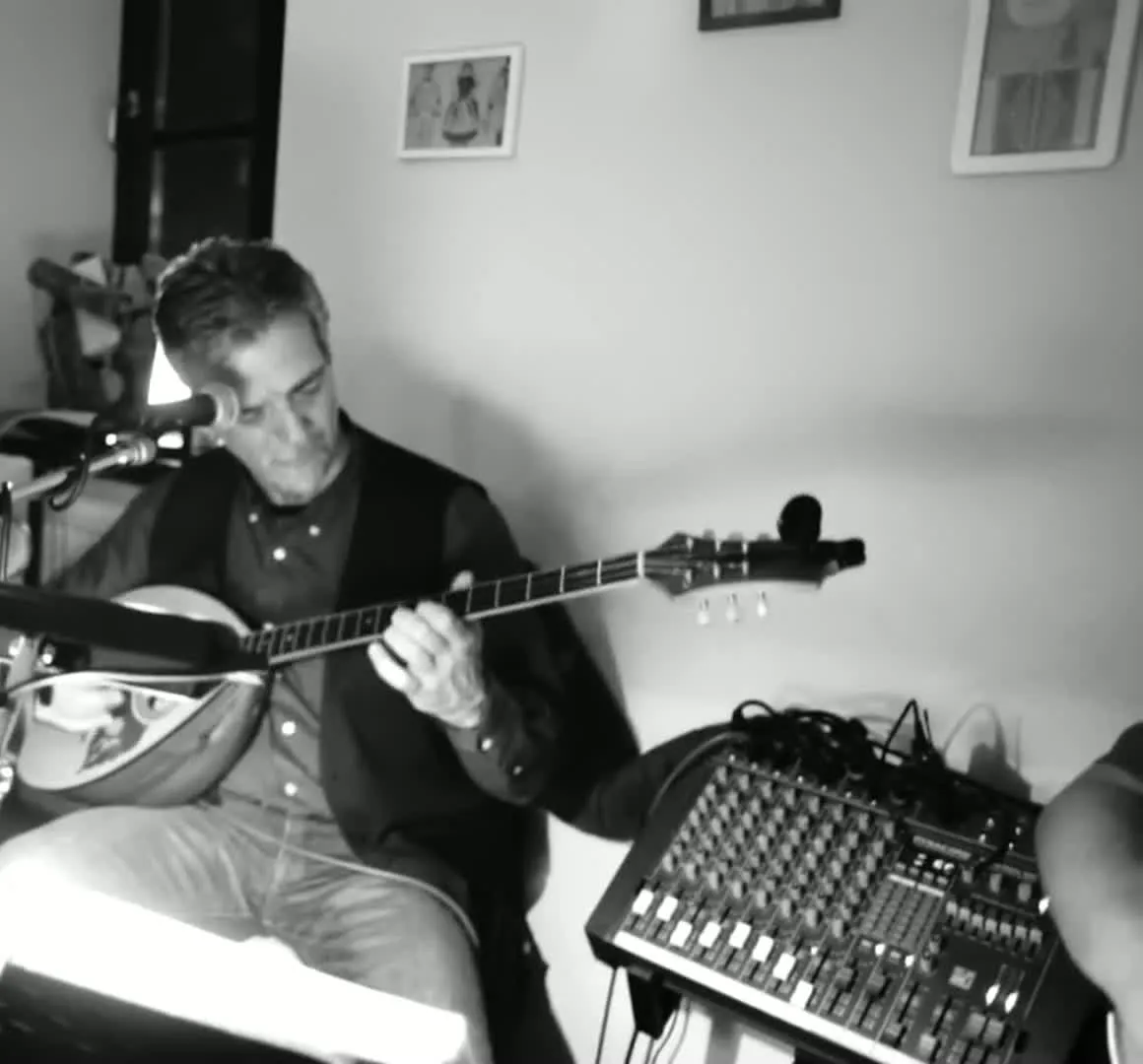 Kostas Pittadakis spielt Bouzouki bei einer Session, schwarzweiß