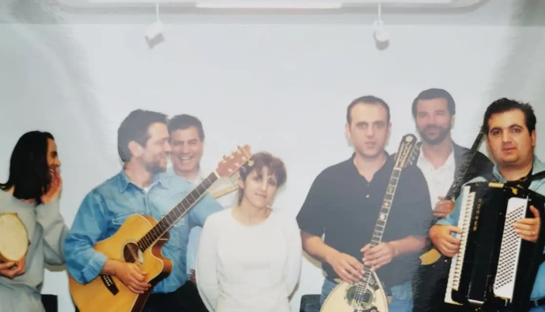 Die Rembetiki Kompania München in den Neunzigern, Kostas zweiter von links mit Gitarre