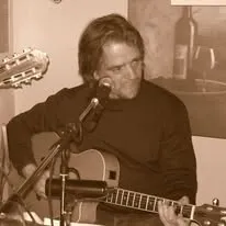 Kostas Pittadakis singt am Mikrofon, ältere Aufnahme