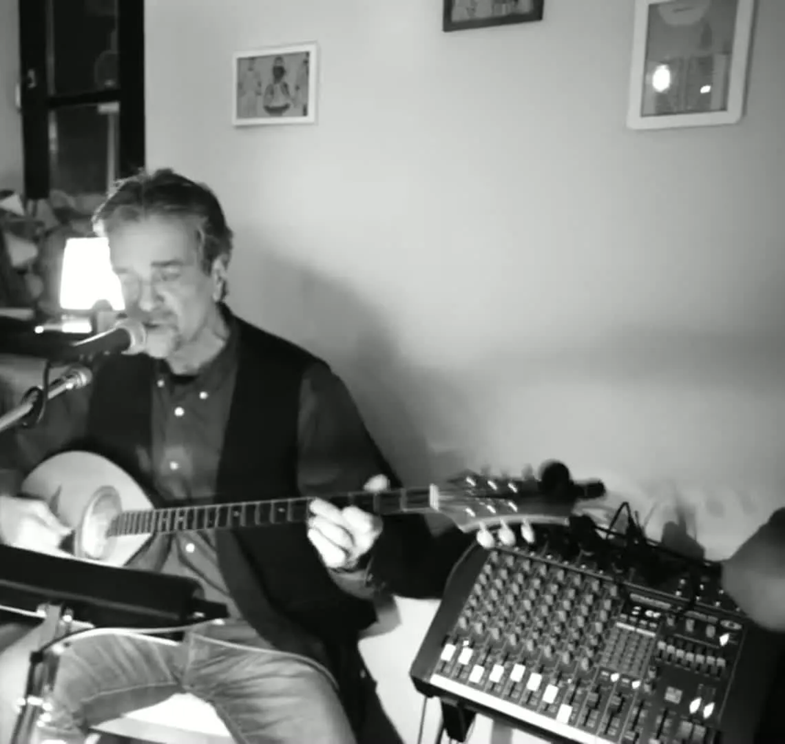 Kostas Pittadakis bei einer Session, schwarzweiß